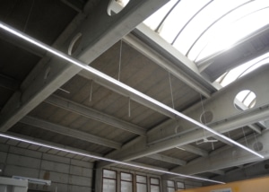 Picture of a LED lamp used to illuminate the industry halls of Stahlton Bauteile AG