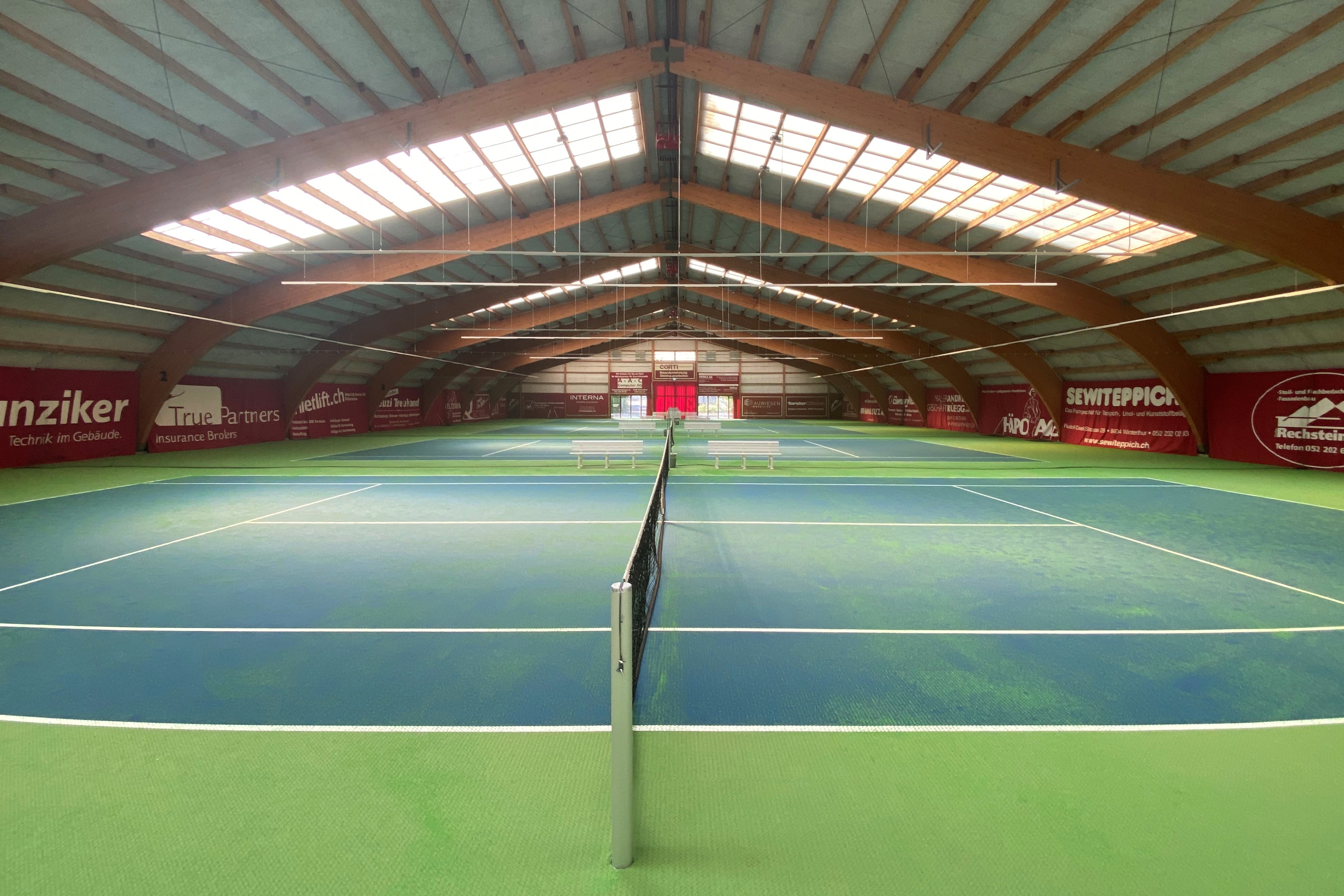 Foto der Tennishalle des Tennis- und Squashcenters Auwiesen