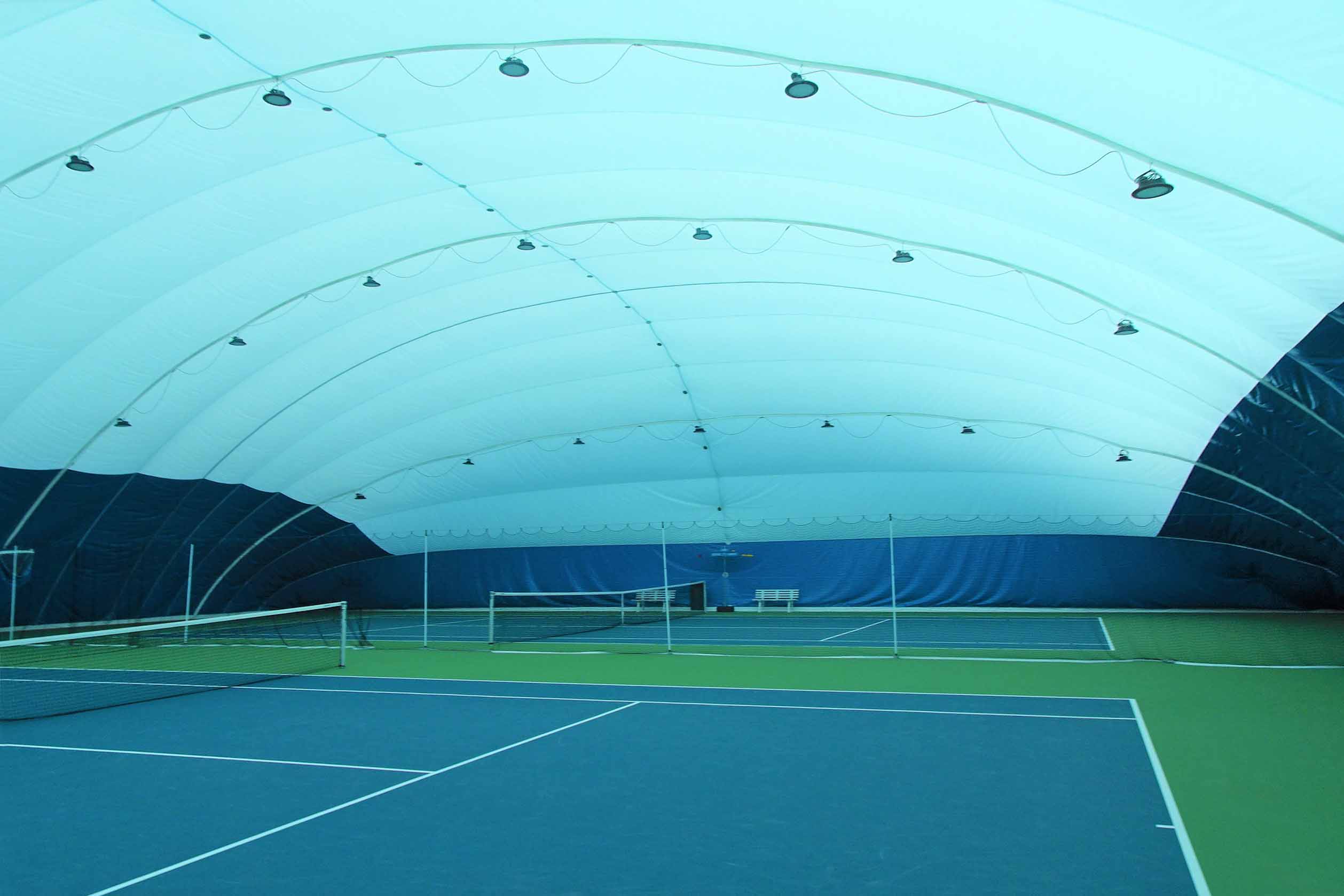 Bild des Tennisplatzes unter der Membranhalle