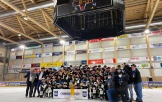 Bild der Mannschaft des HC Ajoie nach ihrem Swiss League Sieg auf dem Eisfeld der Raiffeisen Arena.