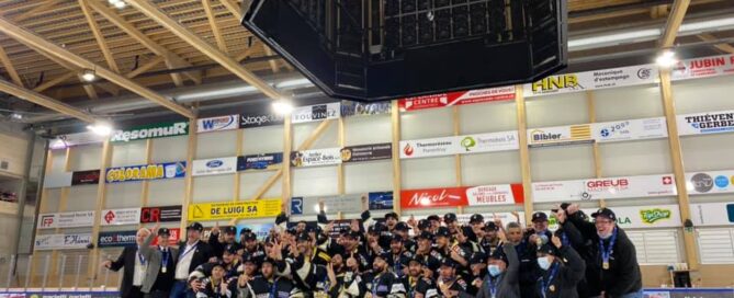 Bild der Mannschaft des HC Ajoie nach ihrem Swiss League Sieg auf dem Eisfeld der Raiffeisen Arena.